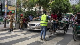 রোজায় ট্রাফিক নিয়ন্ত্রণে শিক্ষার্থীরা, ঈদের পর প্রধান সড়কে রিকশা বন্ধ