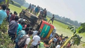 ইসলামী বিশ্ববিদ্যালয়ের বাস উল্টে ২০ শিক্ষার্থী আহত