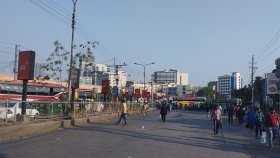 বাসে মামলা দেওয়ায় মহাখালীতে সড়ক অবরোধ, যান চলাচল বন্ধ