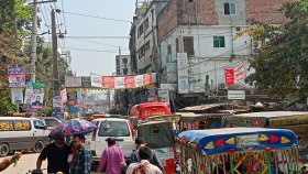 যানজটে আটকা এক রোগীর স্বজনের আর্তনাদ, আল্লাহর দিকে চেয়ে জায়গা দেন ভাই