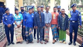 নওগাঁ ও পাবনায় বাসে ডাকাতির ঘটনায় গ্রেফতার ৬