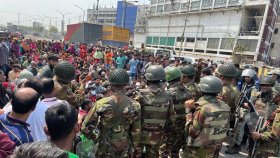 সাভারে মহাসড়ক অবরোধ করে শ্রমিকদের বিক্ষোভ 