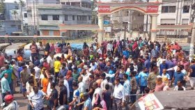 যশোরে টিসিবির পণ্যের দাবিতে সড়ক অবরোধ-বিক্ষোভ, ইউএনওর অপসারণ দাবি