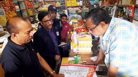 নবীগঞ্জে পণ্যের দাম বেশি রাখায় ও রক্ত মেশানো মাংস বিক্রি করায় জরিমানা