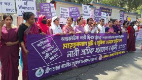 সব নারীদের জন্য মাতৃত্বকালীন ছুটি একরকম করার দাবি