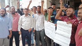 পানির দাবিতে চট্টগ্রাম ওয়াসা ভবন ঘেরাও করে বিক্ষোভ
