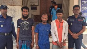 ৫ হাজার টাকা ছিনিয়ে নিতে রেজাউলকে হত্যা করে কলার বাগানে রেখে যায় তারা