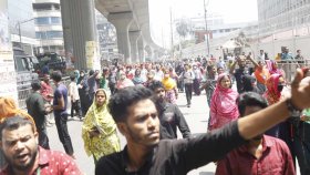 পুলিশের বাধা উপেক্ষা করে শ্রম মন্ত্রণালয়ের অভিমুখে শ্রমিকরা