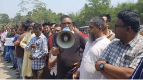 বৃদ্ধকে লাথি মারা চেয়ারম্যানের অপসারণ দাবিতে ইউপি কার্যালয়ে তালা