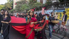 ঢাবি ক্যাম্পাসে প্রাচ্যনাটের ‘লালযাত্রা’ অনুষ্ঠিত