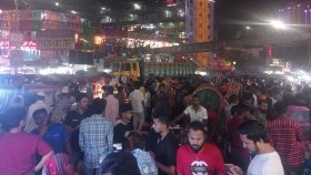 ‘আসছেন দেখছেন কিনছেন কম’