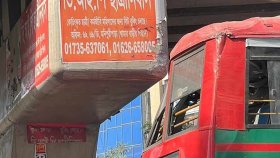 এলিভেটেড এক্সপ্রেসওয়ের পিলারে বিআরটিসি বাসের ধাক্কা
