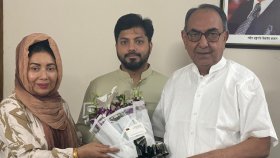 ইশরাককে ফুলেল শুভেচ্ছা মির্জা আব্বাসের