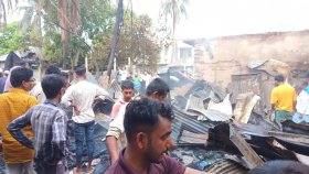 মাদারীপুরে আগুনে পুড়েছে দুই বাড়ি, ১৮ দোকান ও তিন গোডাউন