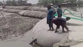 আশাশুনিতে বিকল্প বাঁধে স্বস্তি, পানিবন্দি কয়েক হাজার মানুষ
