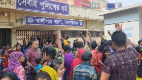 ওসির অপসারণ দাবিতে কালীগঞ্জ থানা ঘেরাও