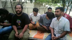আবাসনের দাবিতে কাঁথা-বালিশ নিয়ে ক্যাম্পাসে অবস্থান জবি শিক্ষার্থীদের