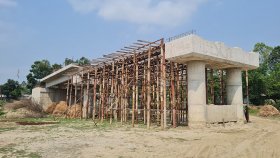 পাঁচ বছরেও শেষ হয়নি সেতুটির কাজ, লাপাত্তা ঠিকাদার