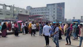 টঙ্গীতে বকেয়া বেতনের দাবিতে সোয়া এক ঘণ্টা মহাসড়ক অবরোধ