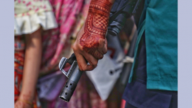 মেহেদিরাঙা হাতে অস্ত্র, আপ্লুত সেই নারী পুলিশ