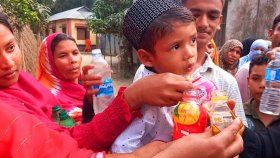 তেল-পানিতে শিশুর ঝাড়ফুঁক, মানুষের ভিড়