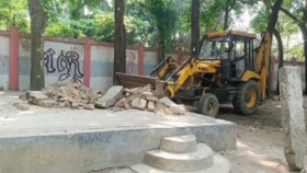 ময়মনসিংহ সাহিত্য সংসদের মুক্তমঞ্চ গুঁড়িয়ে দিলো প্রশাসন, সংস্কৃতিকর্মীদের প্রতিবাদ