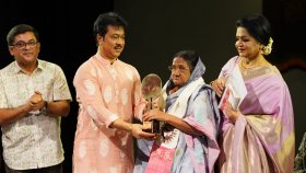 কুমকুম রানীকে নৃত্যাঞ্চল পদক প্রদান