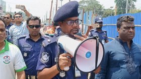শৃঙ্খলা ফেরাতে রাস্তায় নামলেন ওসি