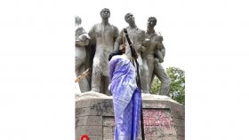 টিএসসিতে নারী প্রতিকৃতিতে জুতা নিক্ষেপ, সমালোচনার ঝড়