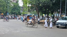হেফাজতের সমাবেশ: টিএসসিতে ট্রাফিক নিয়ন্ত্রণ করছেন কর্মীরা