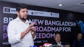 সাংবাদিকদের প্রশ্ন তুলতেই হবে: মাহফুজ আলম