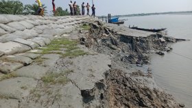 কপোতাক্ষ নদের বেড়িবাঁধে ভাঙন, আতঙ্কে এলাকাবাসী