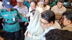 অসুস্থ মাকে দেখতে স্কয়ার হাসপাতালে ডা. জুবাইদা রহমান