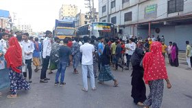 ট্রাকচাপায় নারী শ্রমিকের মৃত্যু, গাজীপুরে মহাসড়ক অবরোধ