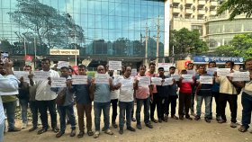 মালয়েশিয়ায় বকেয়া বেতনের দাবিতে ঢাকায় মন্ত্রণালয়ের সামনে কর্মীদের অবস্থান