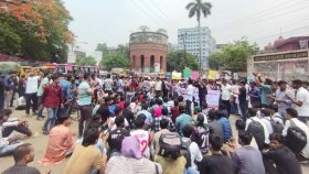 ৭ দাবিতে বিক্ষোভ করছেন কবি নজরুলের শিক্ষার্থীরা
