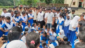 ছাত্রীকে কুপ্রস্তাব: ব্যবস্থা না নেওয়ায় প্রধান শিক্ষককে পিটুনি দিয়ে পুলিশে সোপর্দ