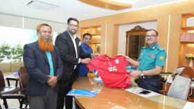 পুলিশ কমিশনারকে জার্সি ও বল দিলো বাফুফে 