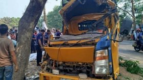 নিয়ন্ত্রণ হারিয়ে গাছে ধাক্কা দিলো পিকআপ ভ্যান, নিহত ৩