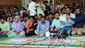 বরিশাল বিশ্ববিদ্যালয়ের উপাচার্যের পদত্যাগের আন্দোলনে যুক্ত হলেন শিক্ষকরাও
