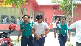 ক্লাস করতে আসা ছাত্রলীগ কর্মীকে পুলিশে সোপর্দ