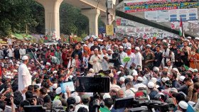 শহবাগে গণজমায়েতে এখনও বাড়ছে মানুষের উপস্থিতি