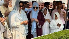 আরাফাত রহমান কোকোর কবর জিয়ারত করলেন ডা. জুবাইদা রহমান
