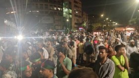 শাহবাগে মধ্যরাতেও উপচেপড়া ভিড়, চলছে ডকুমেন্টারি প্রদর্শনী