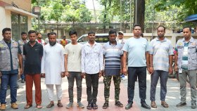 স্বর্ণের দোকানে ডাকাতির প্রস্তুতি, অস্ত্র ও ককটেলসহ গ্রেফতার ৭