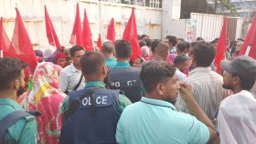 ১৪ মাসের বেতন বকেয়া: বিক্ষোভে মালিকপক্ষের হামলায় পাঁচ নারী শ্রমিক আহত