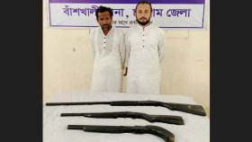 অটোরিকশায় করে তিনটি আগ্নেয়াস্ত্র নিয়ে যাচ্ছিল তারা