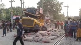 যশোরে ট্রেন ও ট্রাকের সংঘর্ষে আহত ২