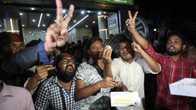 আ.লীগের দলীয় কার্যক্রম নিষিদ্ধের প্রজ্ঞাপনে এনসিপির মিষ্টি বিতরণ