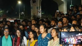 ঢাবিতে সম্মিলিত কণ্ঠে শিক্ষার্থীদের জাতীয় সংগীত পরিবেশন
